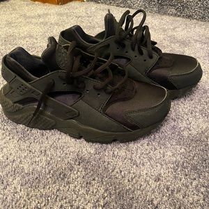 Black Nike Huarache in size 8.5